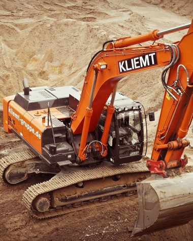 Vakman aan het werk op een bouwplaats als voorbeeld van een praktisch beroep